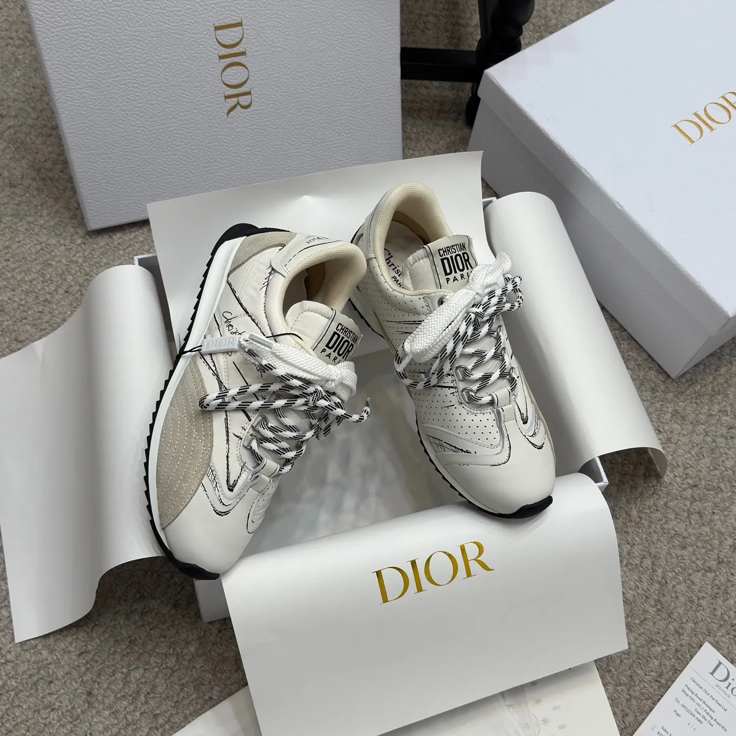 👟👟Ex-factory price 580👟👟 Original purchase and development 𝐂h𝐑𝐈𝐒𝐓𝐈𝐀𝐍 𝐃𝐈or This Dior Vibe Dior sneaker incorporates Dior's haute couture spirit and reinterprets the classic running shoes, moral training shoes. Forrest Gump shoes. Matched with Oblique Printed 3D printing technology reproduces the original fabric to create a contrasting modern style. The details are displayed with a 3D effect, and the iconic details of the logo decoration on the side and back are further embellished. It complements various casual or elegant items to create a modern look.  ✅The tongue is decorated with the Christian Dior PARIS Logo in 3 different colors and overlapping fabric lines. It is consistent with the original version. It is full of details. Welcome to compare and compare with the ordinary version on the market. ✅The original rubber TPU sole is decorated with the DIOR logo. The convex and concave rubber sole is decorated with the Christian Dior lucky star symbol. ✅Size: 35-40 (41 can be customized)